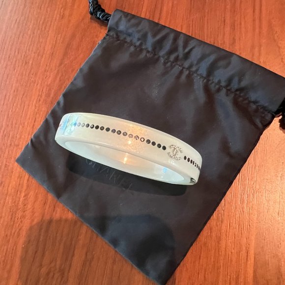 Chanel White Bangle Resin CC logo with Rhinestones - Picture 4 of 11